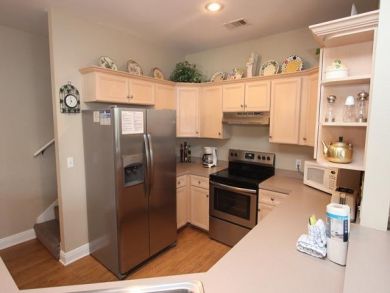 Cozy Three Bedroom 1 block to beach and Pool